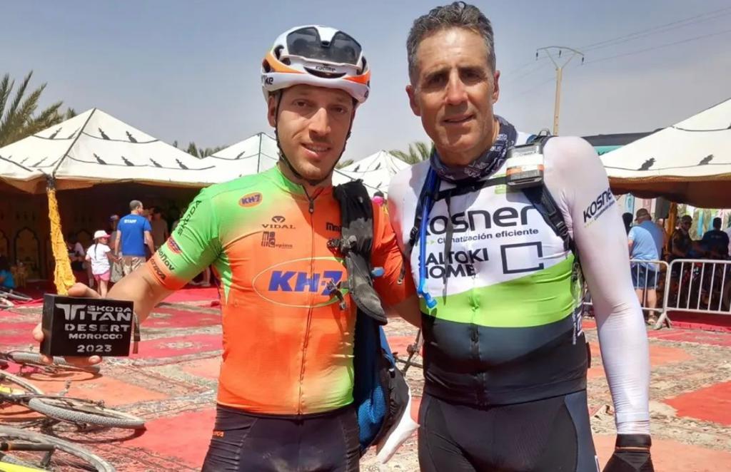 Adrián Soriano posa con el trofeo de "finisher" junto a Miguel Induráin.