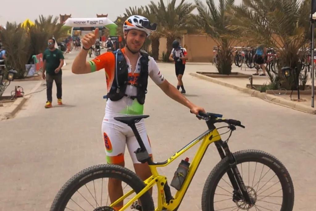 Adrián Soriano posa con su bicicleta.