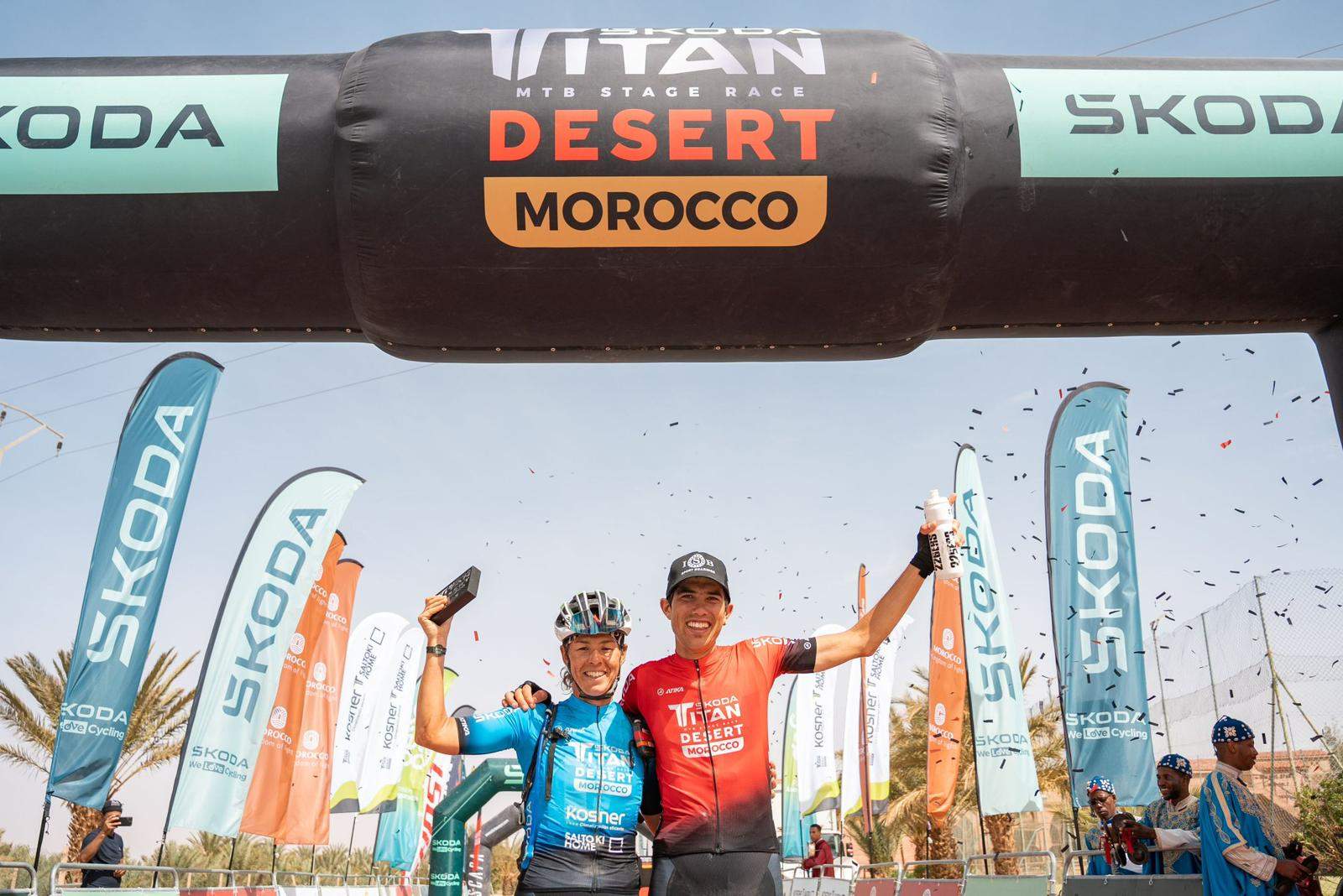 Tessa Kortekaas y Roberto Bou, ganadores de la Titan Desert 2023. @TitanDesert