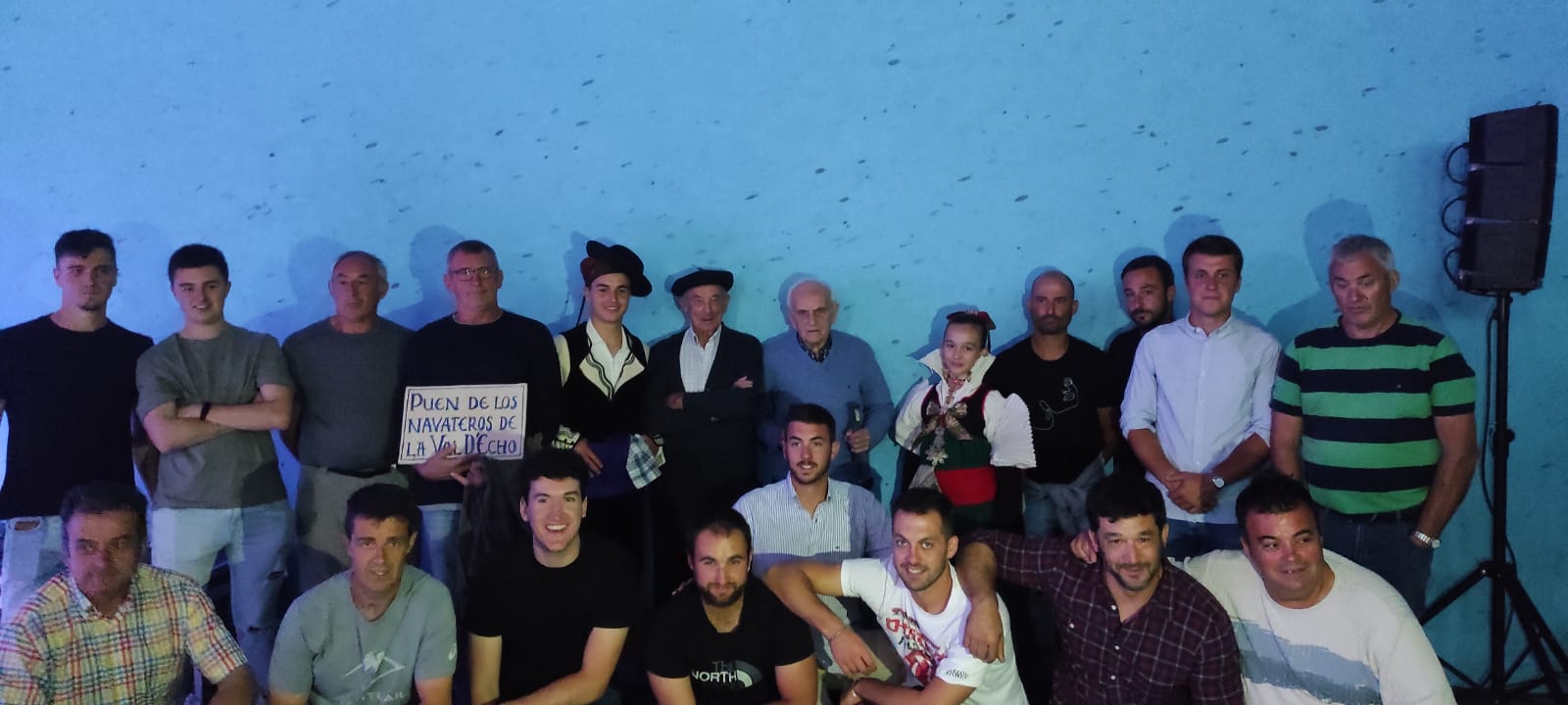 Navateros de La Val d´Echo con la placa de cerámica del cambio de nombre del puente sobre el río Aragón Subordán.