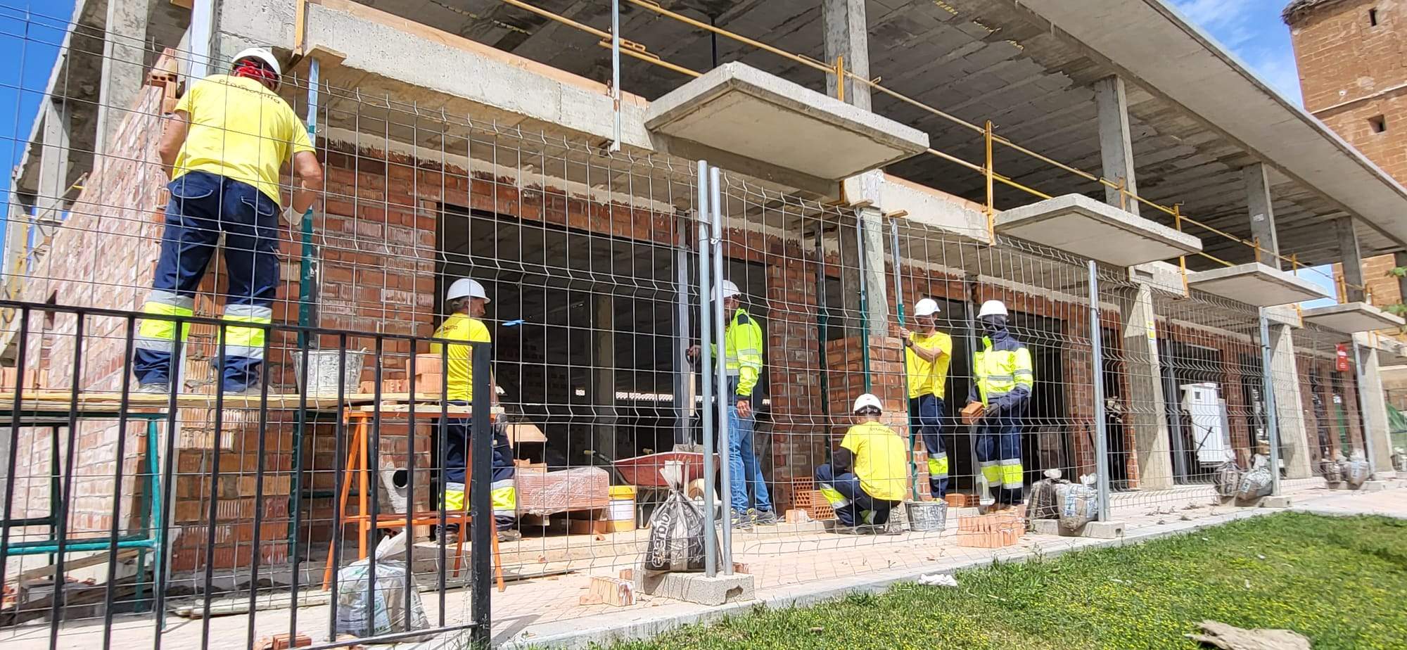 Construcción en la plaza de la Iglesia de Grañén