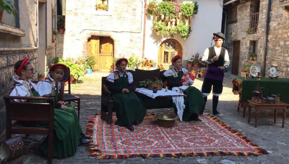 Ansó despierta la belleza de su traje típico