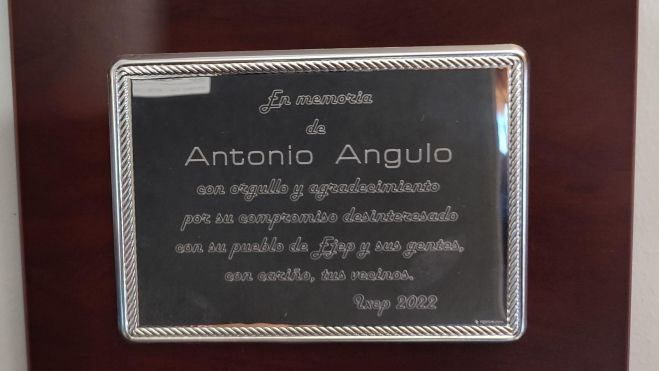 Placa descubierta en el local social de Ejep en memoria de Antonio Angulo. Placa descubierta en el local social de Ejep en memoria de Antonio Angulo.