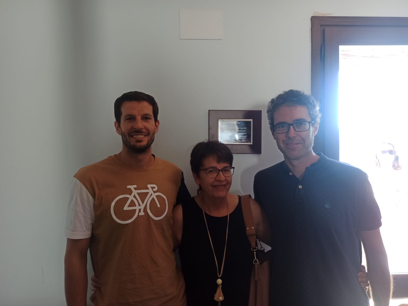 Pilar Bestué Ochoa de Zabalegui, entre Luis y Juan Angulo Bestué.