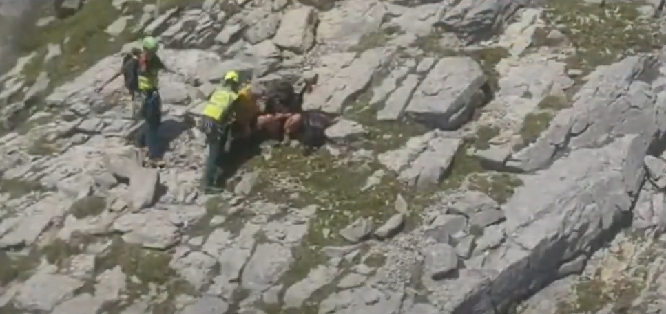 La Guardia Civil rescata a dos montañeros enriscados en el Bisaurín La Guardia Civil rescata a dos montañeros enriscados en el Bisaurín