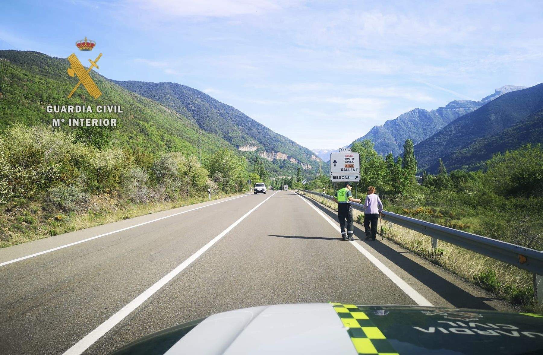 La Guardia Civil escoltó a la mujer dándole seguridad tanto a pie como con el vehículo oficial.