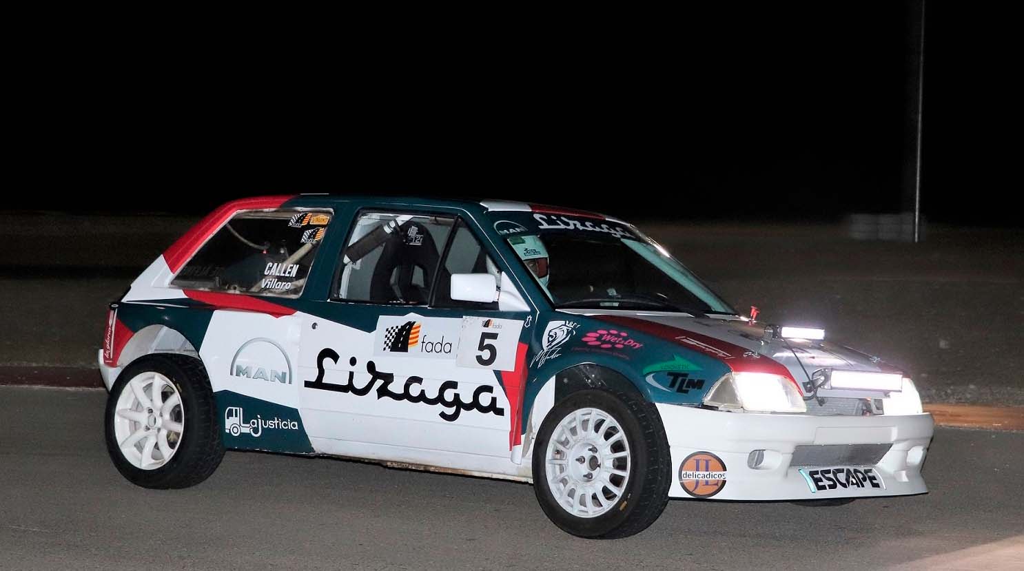 Fernando Villaro, con su coche.