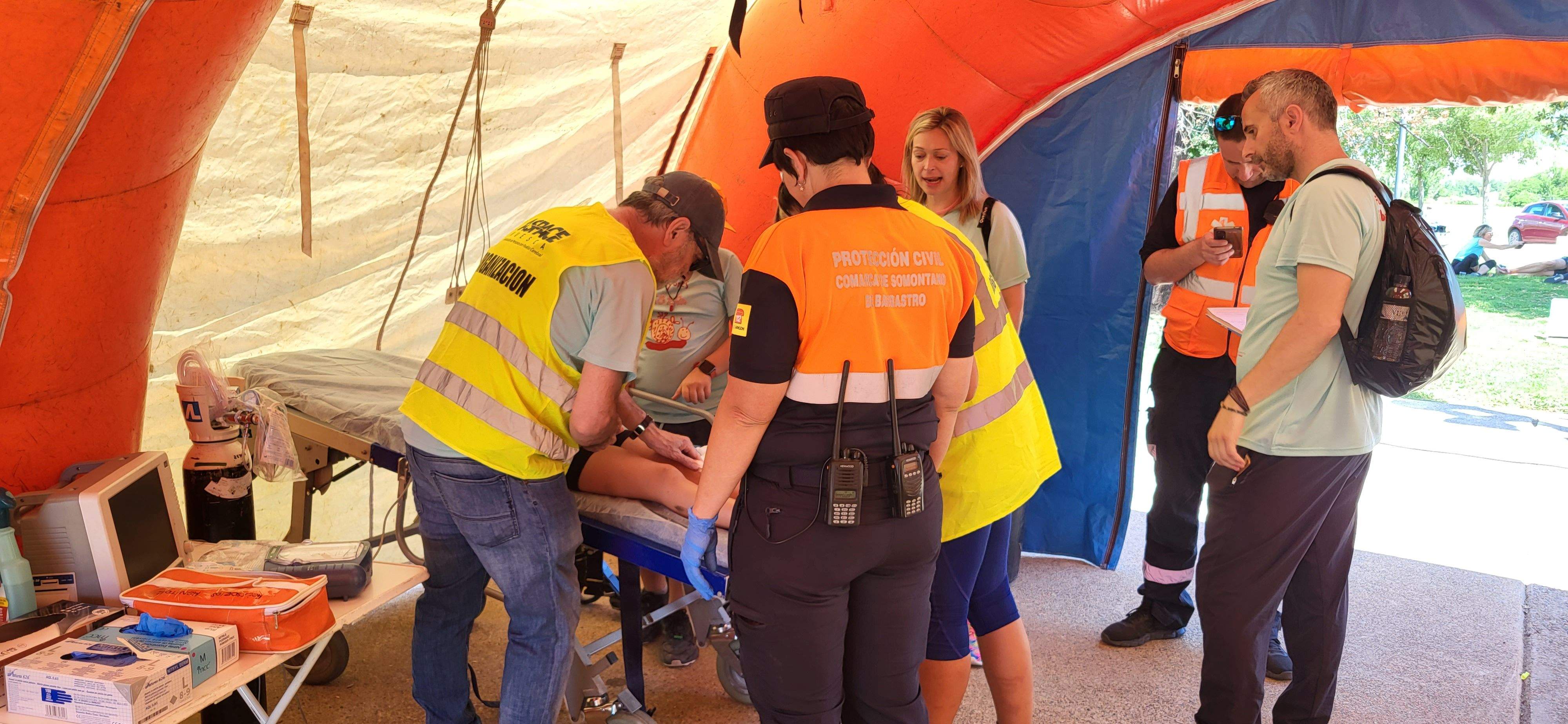 Los servicios médicos, atendiendo a una niña. Foto Myriam Martínez