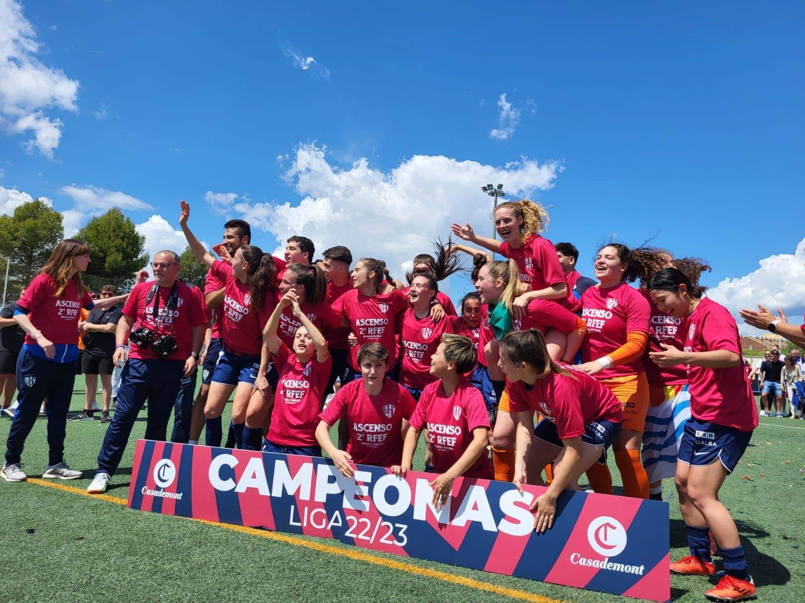 Las jugadoras del Huesca celebran el ascenso a Segunda Federación. Foto: Adrián Mora