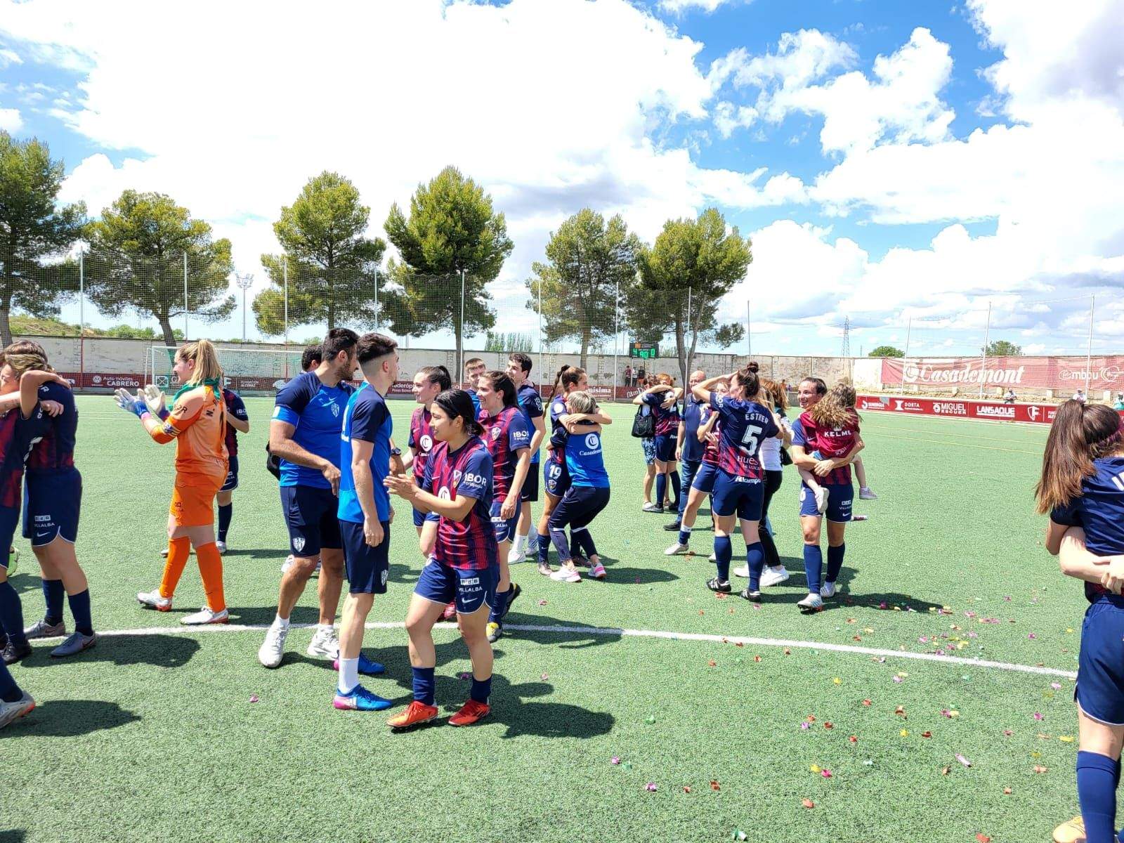 Las jugadoras del Huesca celebran el ascenso. Foto: A. M