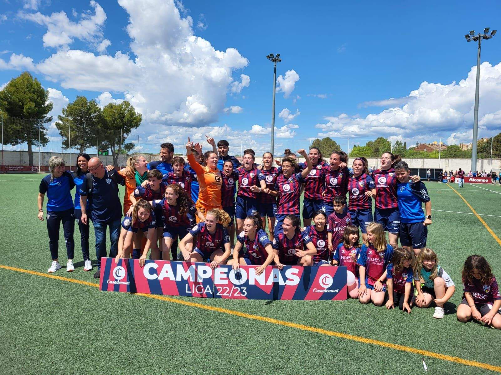 Las jugadoras del Huesca celebran el ascenso. Foto: A. M