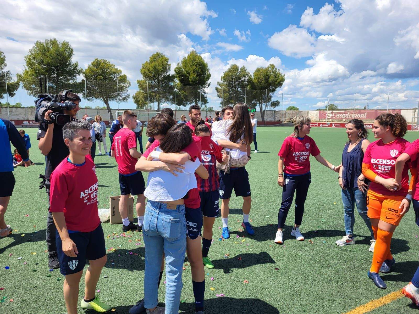 Las jugadoras del Huesca celebran el ascenso. Foto: A. M