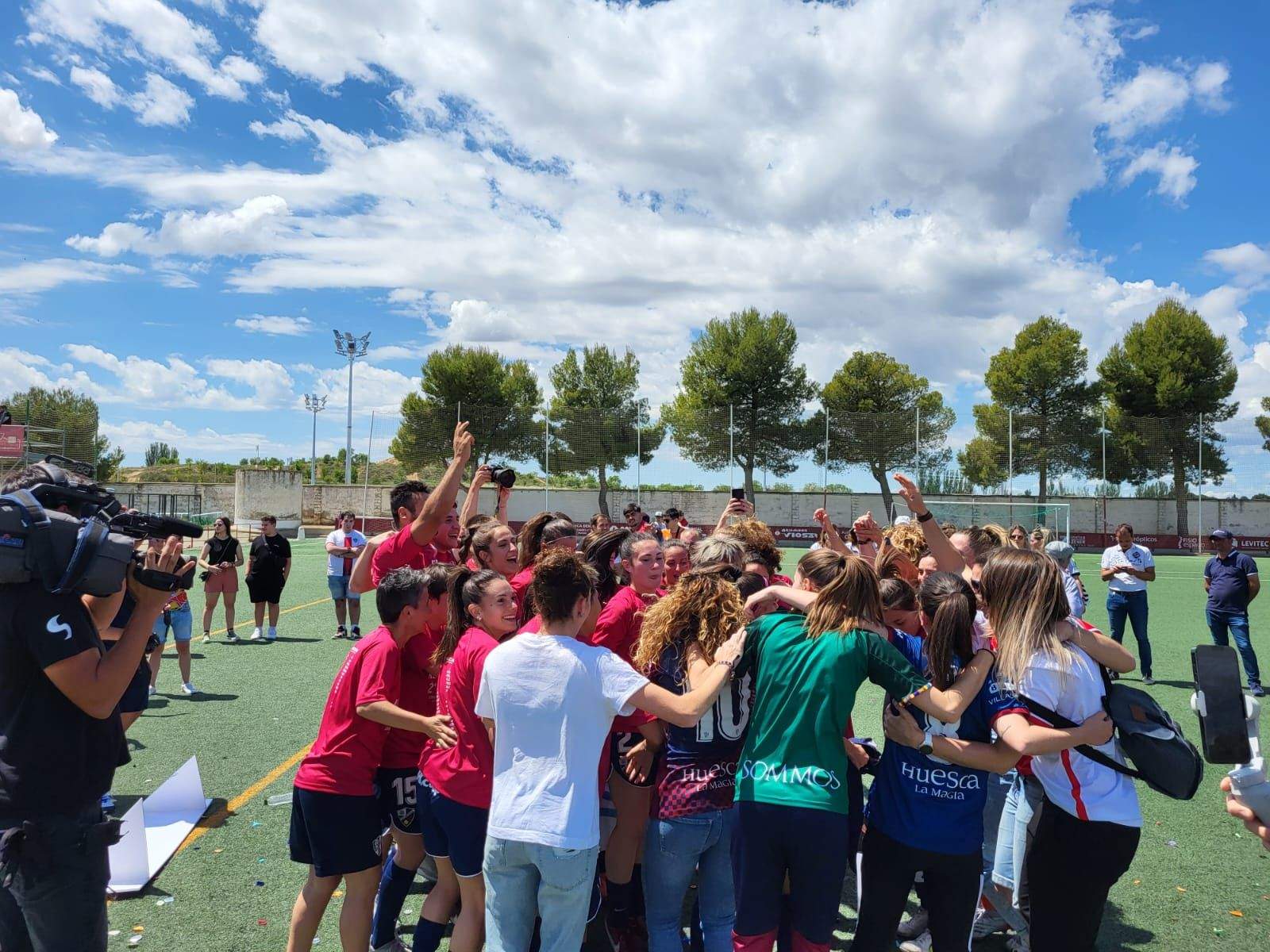 Las jugadoras del Huesca celebran el ascenso. Foto: A. M
