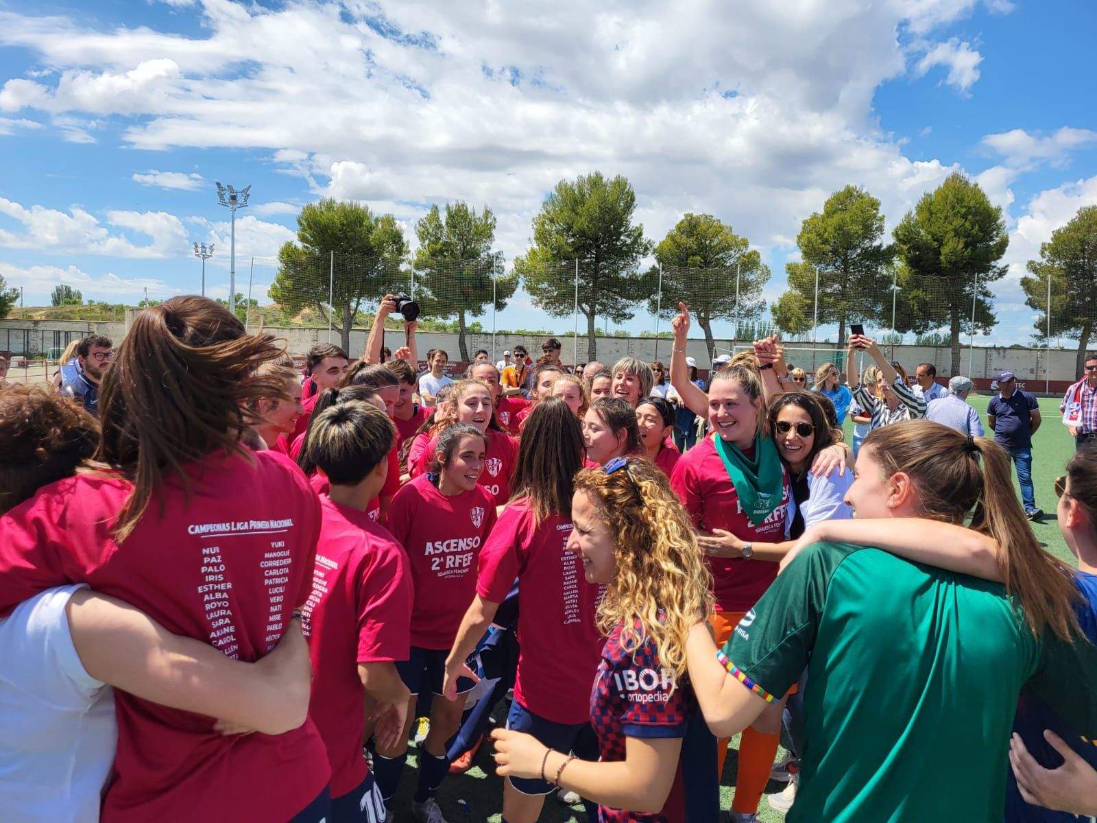 Las jugadoras del Huesca celebran el ascenso. Foto: A. M