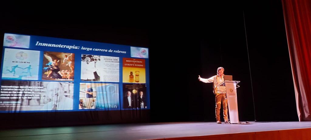 Las becas surgieron tras el nombramiento de López Otín como hijo predilecto de Sabiñánigo