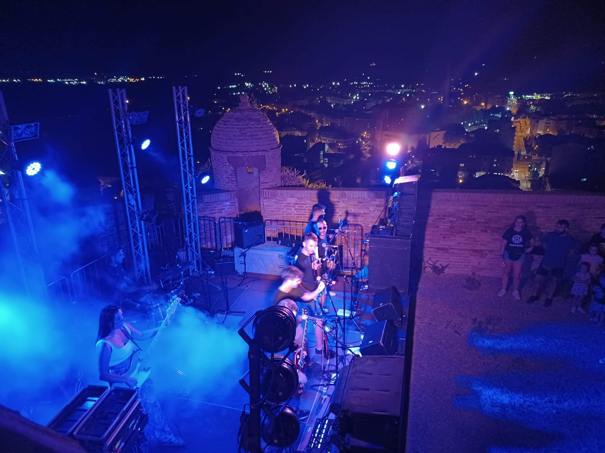 El grupo local Mallazo durante su actuación este fin de semana en el castillo.