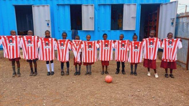 Los niños posan enseñando la camiseta rojiblanca del Barbastro Los niños posan enseñando la camiseta rojiblanca del Barbastro