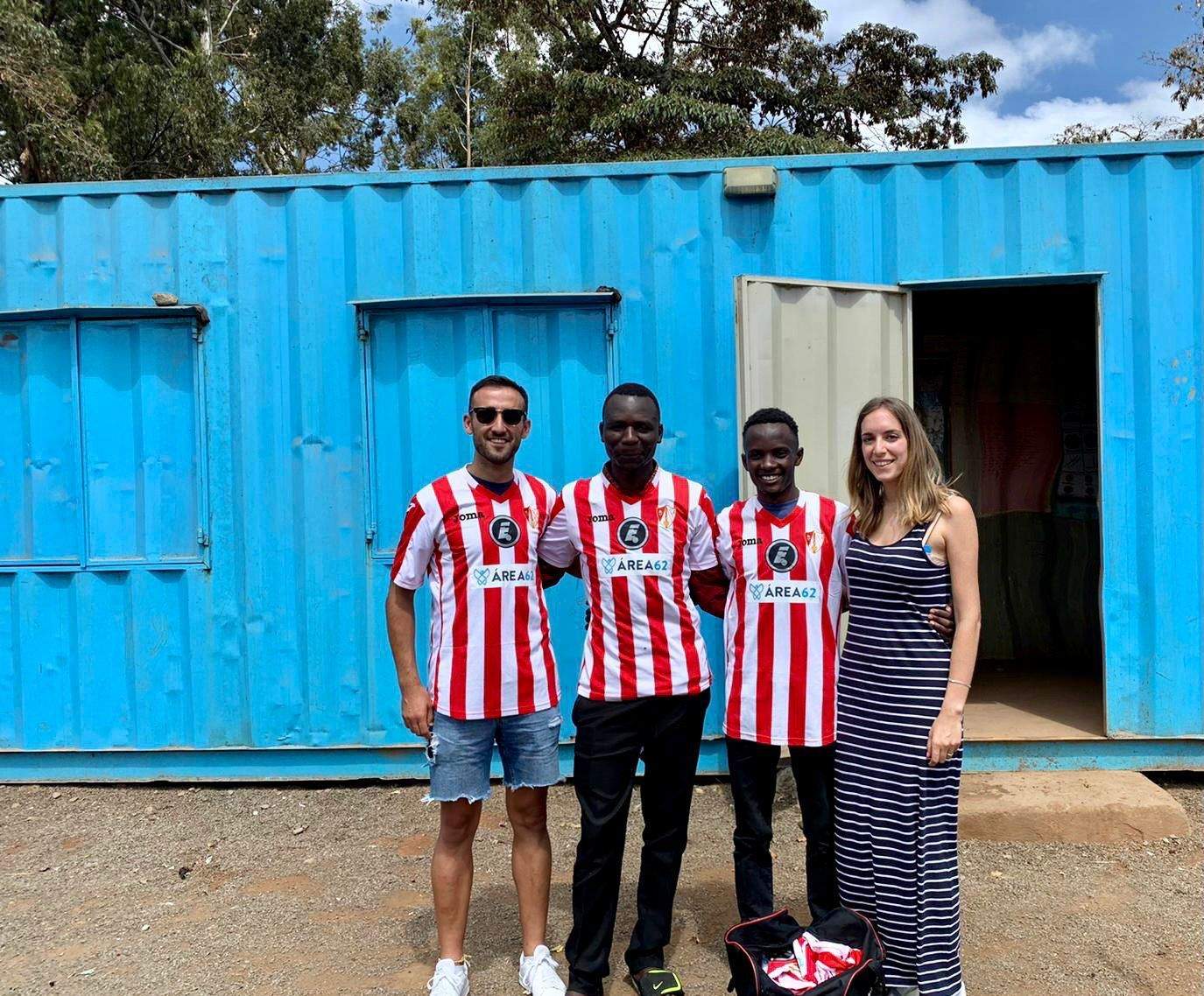 Rausell, junto a Ana, su pareja, en Nairobi.