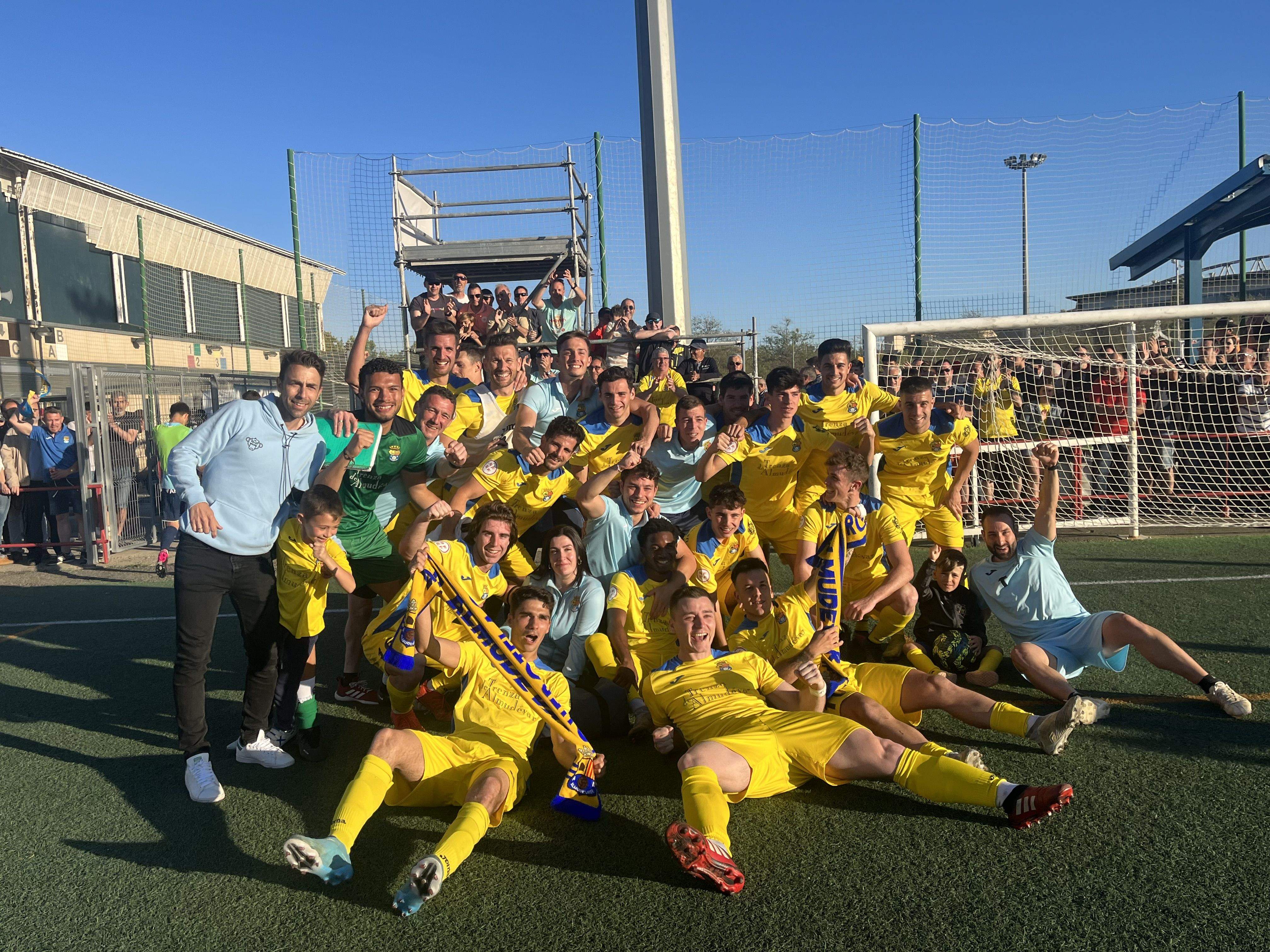 Los jugadores y cuerpo técnico del Almudévar celebran junto a la afición el pase a la final. Foto: Adrián Mora