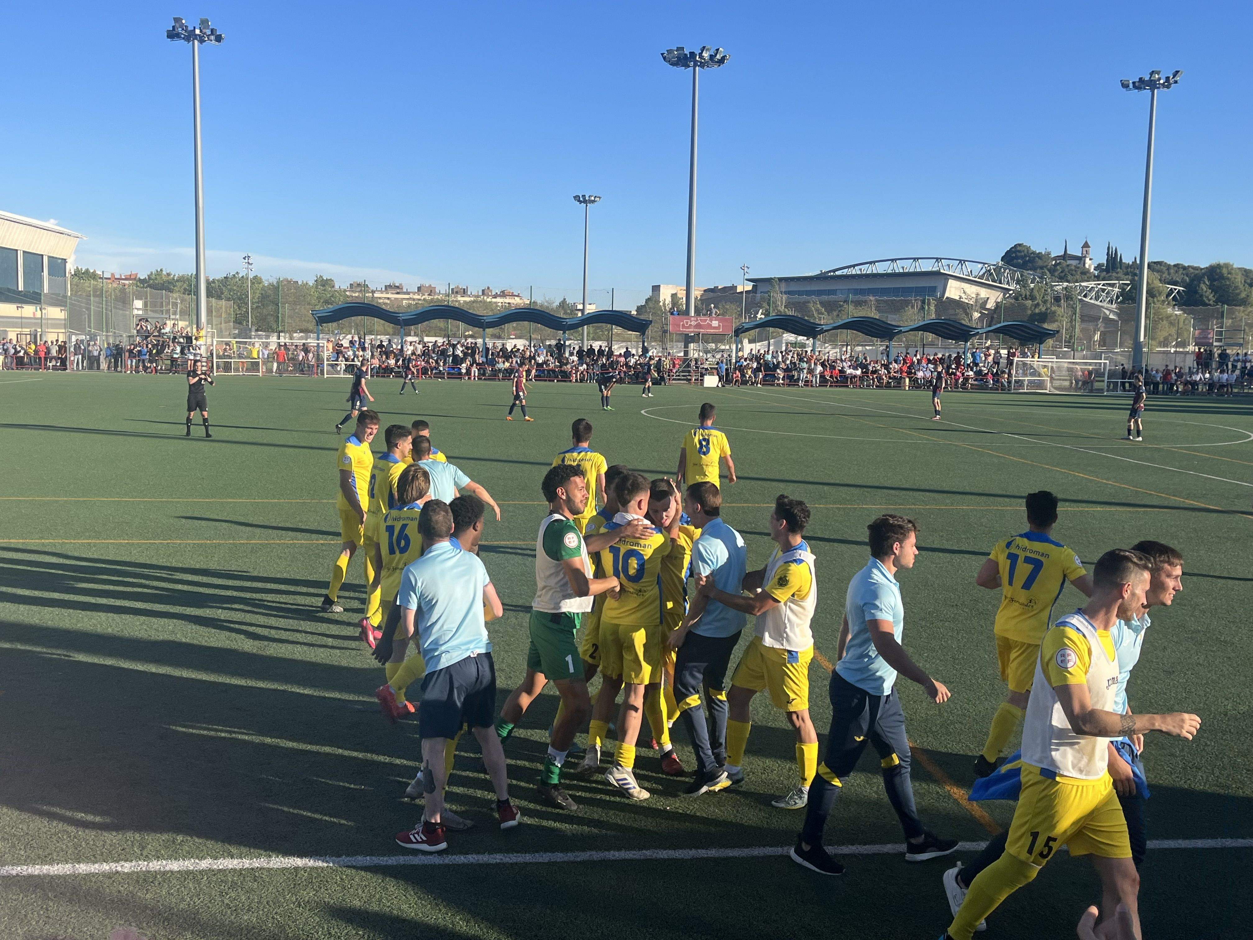 Los jugadores del Almudévar celebran un gol. Foto: A. Mora