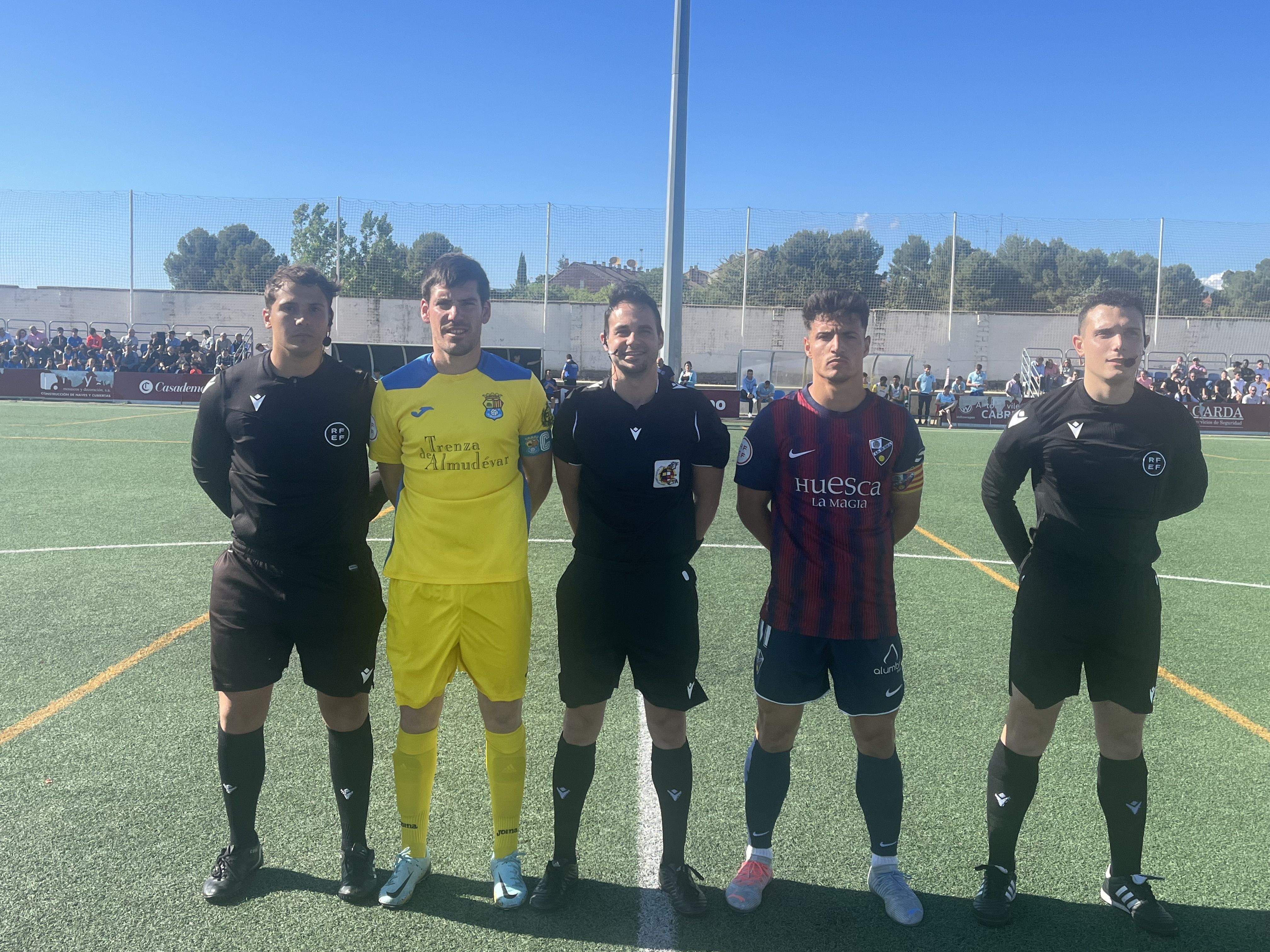 Los capitanes posan junto a los árbitros antes del inicio. Foto: A. Mora