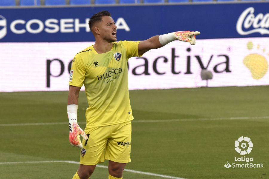 Álvaro defiende la portería del Huesca en un partido de liga. Foto: LaLiga
