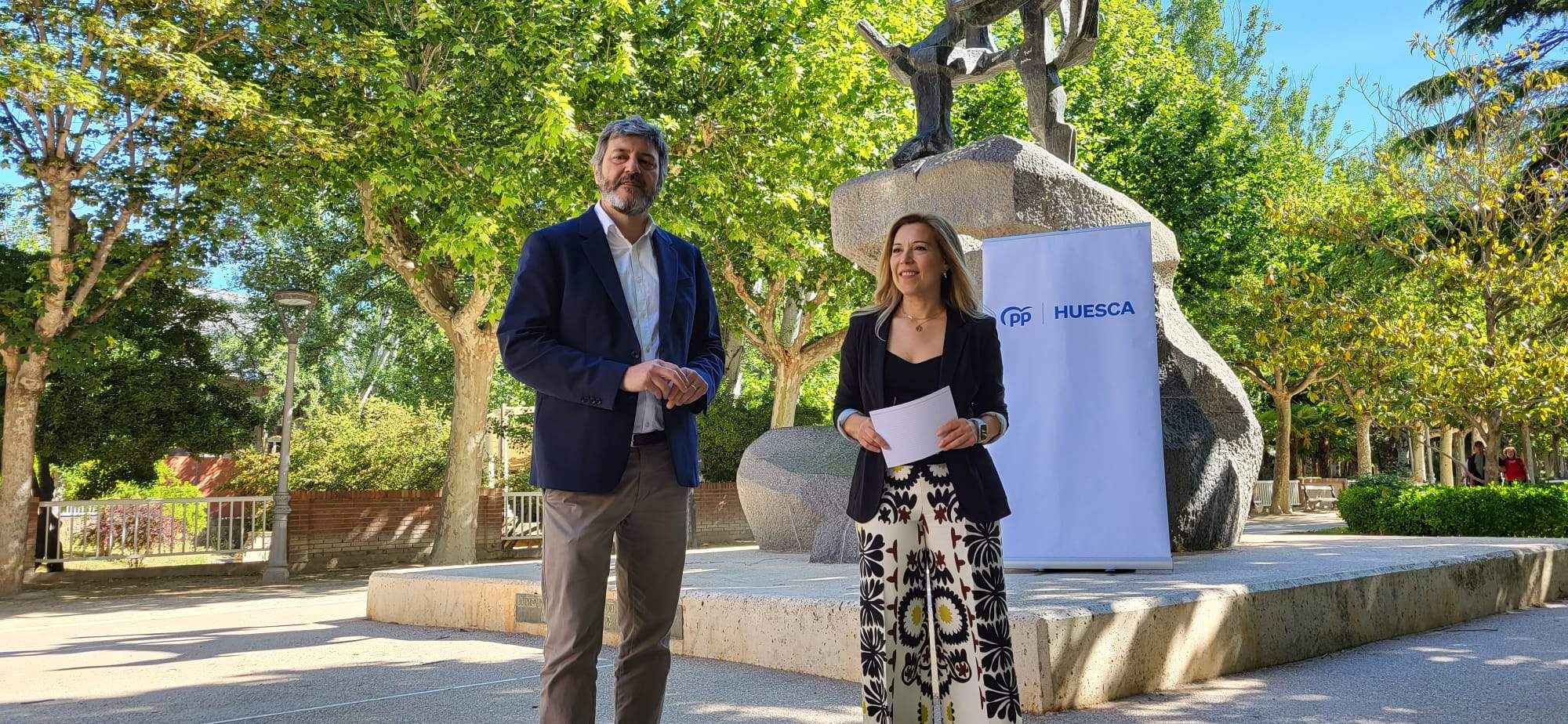 Gerardo Oliván y Ana Alós en el monumento a los Reyes de Estirpe Pirenaica en la campaña electoral pasada