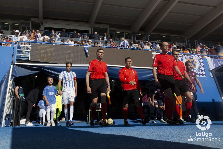 Gorostegui Fernández junto a los árbitros del Leganés 2-1 Huesca. Foto: LaLiga