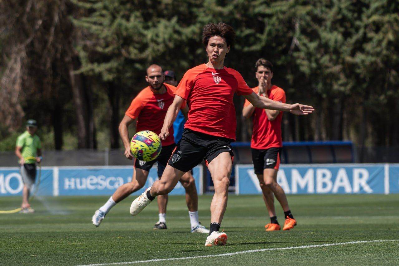 Kento Hashimoto golpea un balón en el entrenamiento del Huesca de este lunes. Foto: SD Huesca