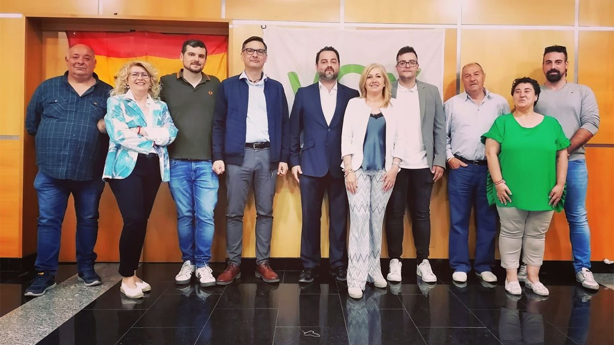 Participantes en la presentación de la candidata de VOX a la Alcaldía de Barbastro