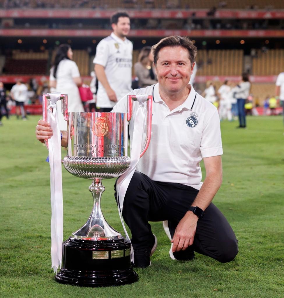José Víctor Alfaro, con la Copa del Rey del Real Madrid tras la victoria ante Osasuna en Sevilla