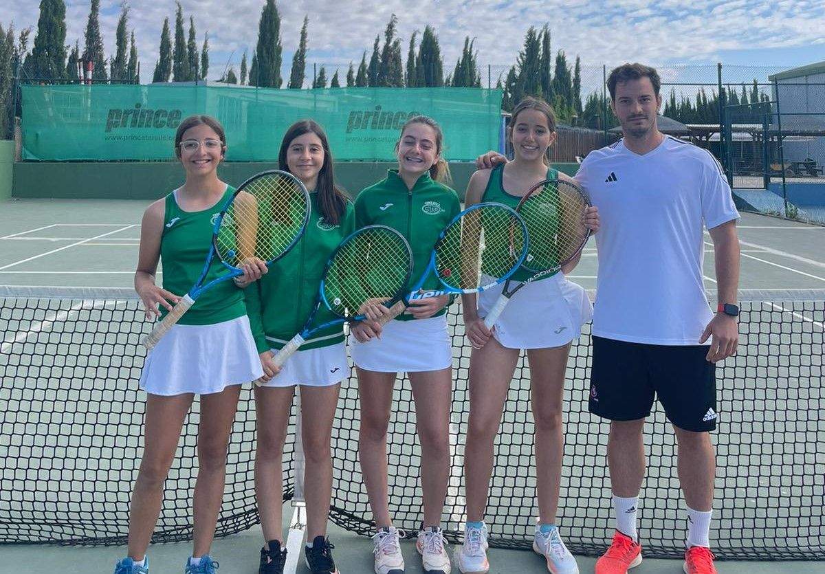 Sara Houghton, Salas Morlan, Almudena Estaún y Vega Lacampa junto al entrenador Toño Bueno.