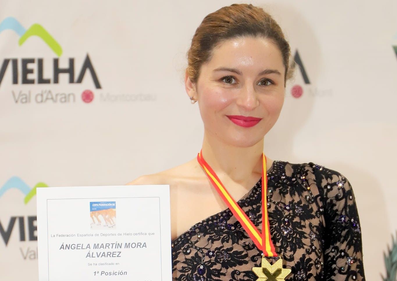 Ángela Martín-Mora posa con el diploma.