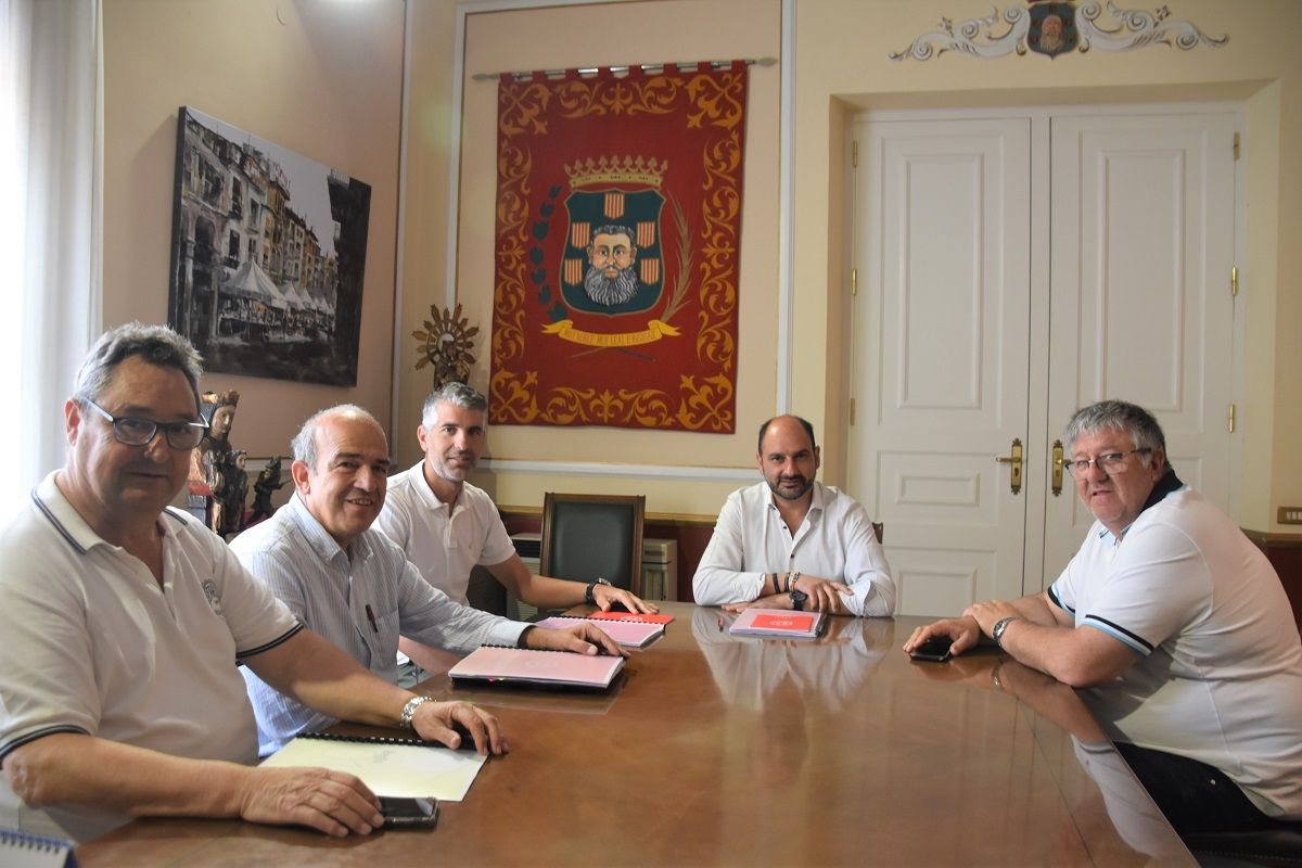 Reunión entre Rubén Falcón, la junta directiva de la UD Barbastro y el alcalde de la ciudad, Fernando Torres, el pasado 9 de mayo. Foto: Ayuntamiento de Barbastro