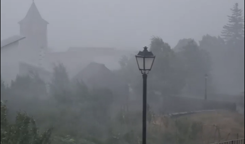 Imagen de la tormenta de este lunes en Aragüés del Puerto.