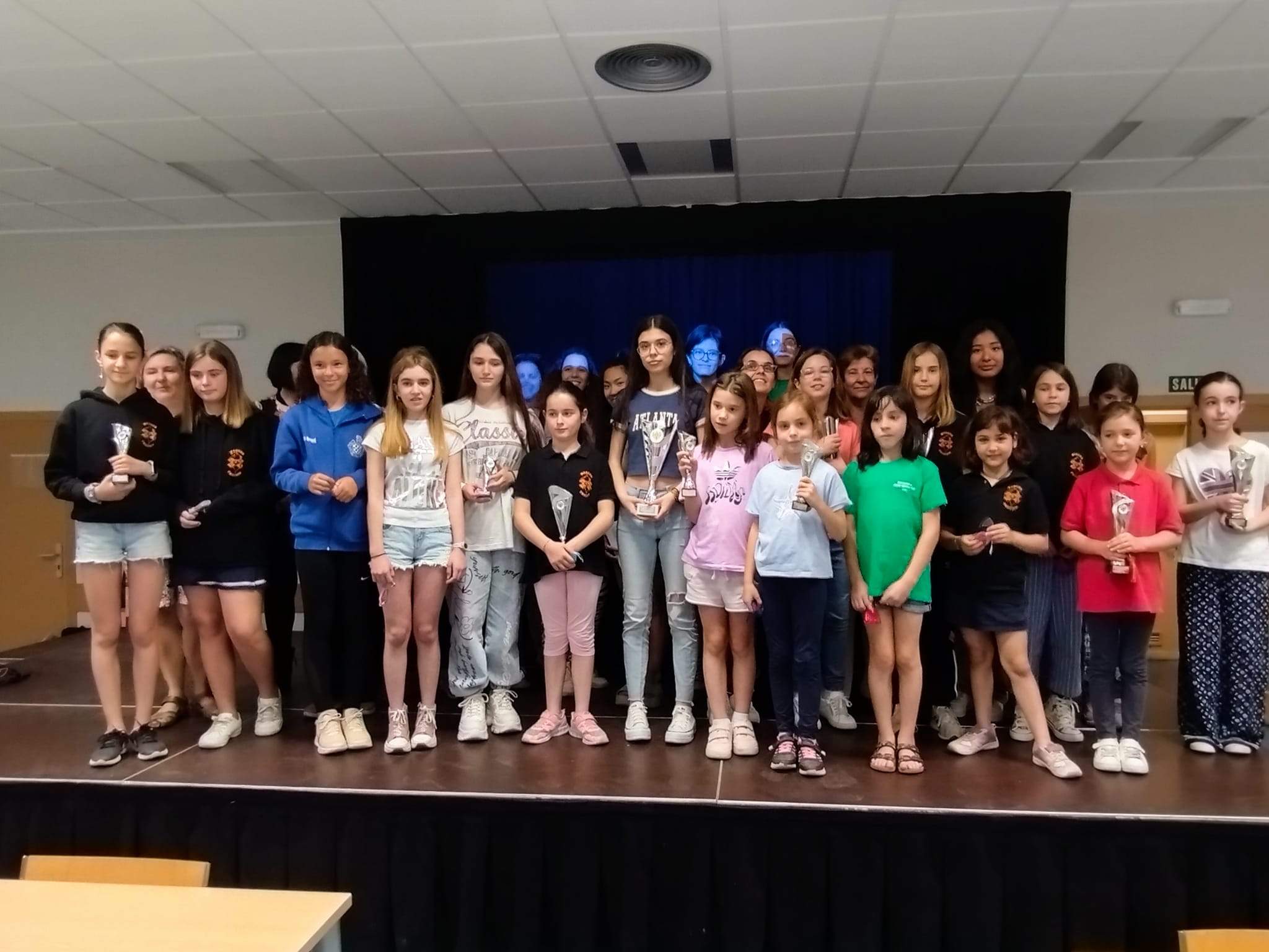 Foto de familia de los premios del Campeonato de Aragón femenino.