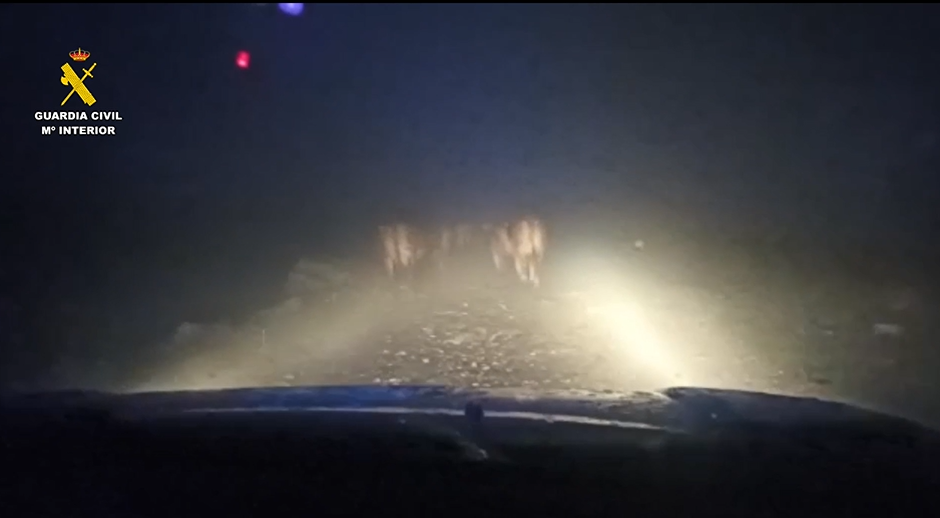 Los agentes acuden a auxiliar a cuatro adultos y cuatro menores atrapados a 2600 metros de noche y con tormenta.