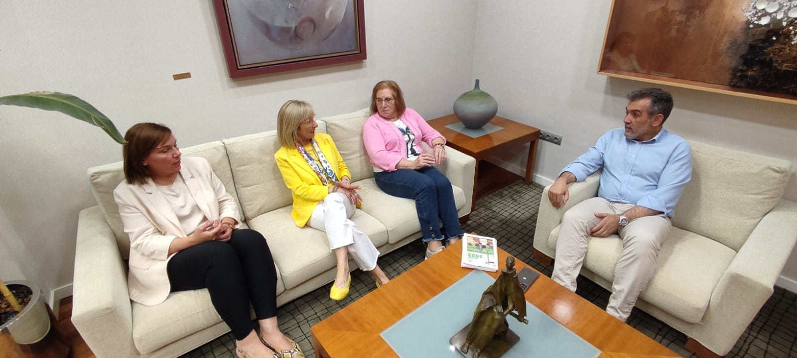 El alcalde, Santiago Burgos, con responsables de Cáritas Barbastro Monzón