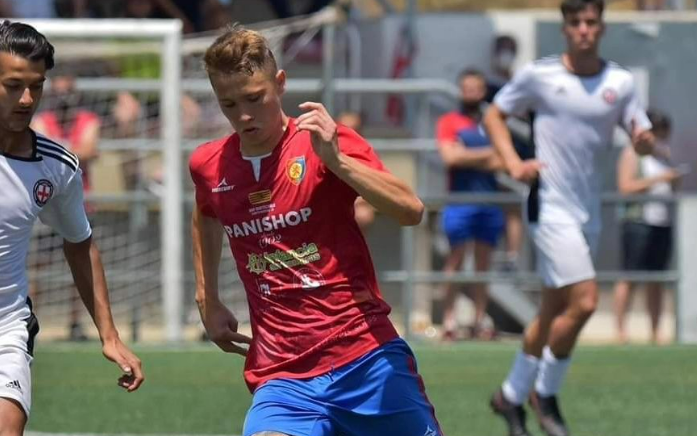 Diego Aznar conduce un balón en su etapa en el Montecarlo en un partido ante el IPC La Escuela. Foto: UD Montecarlo