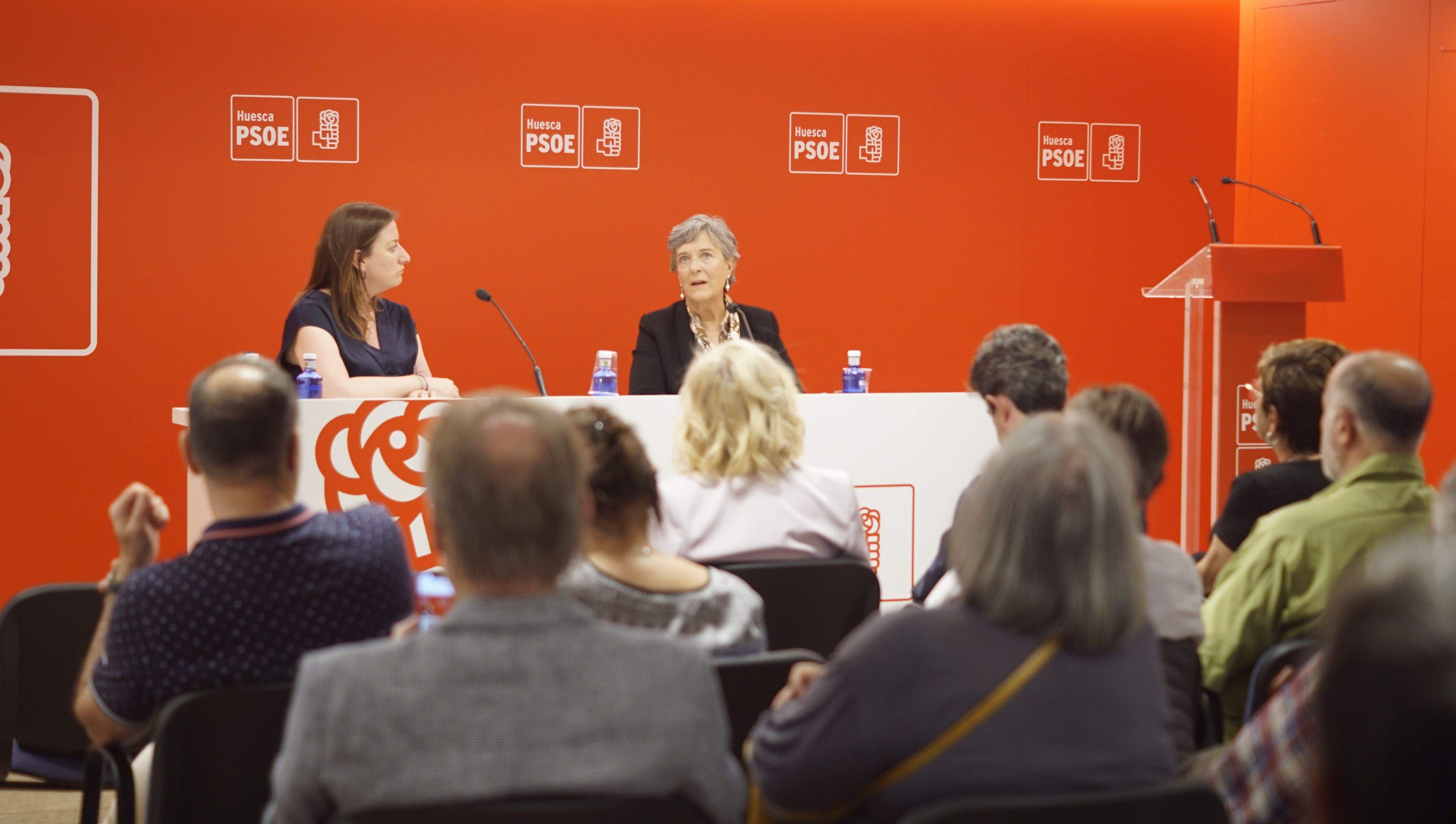 María Rodrigo e Inés Ayala durante el acto celebrado en la sede del PSOE de Huesca.
