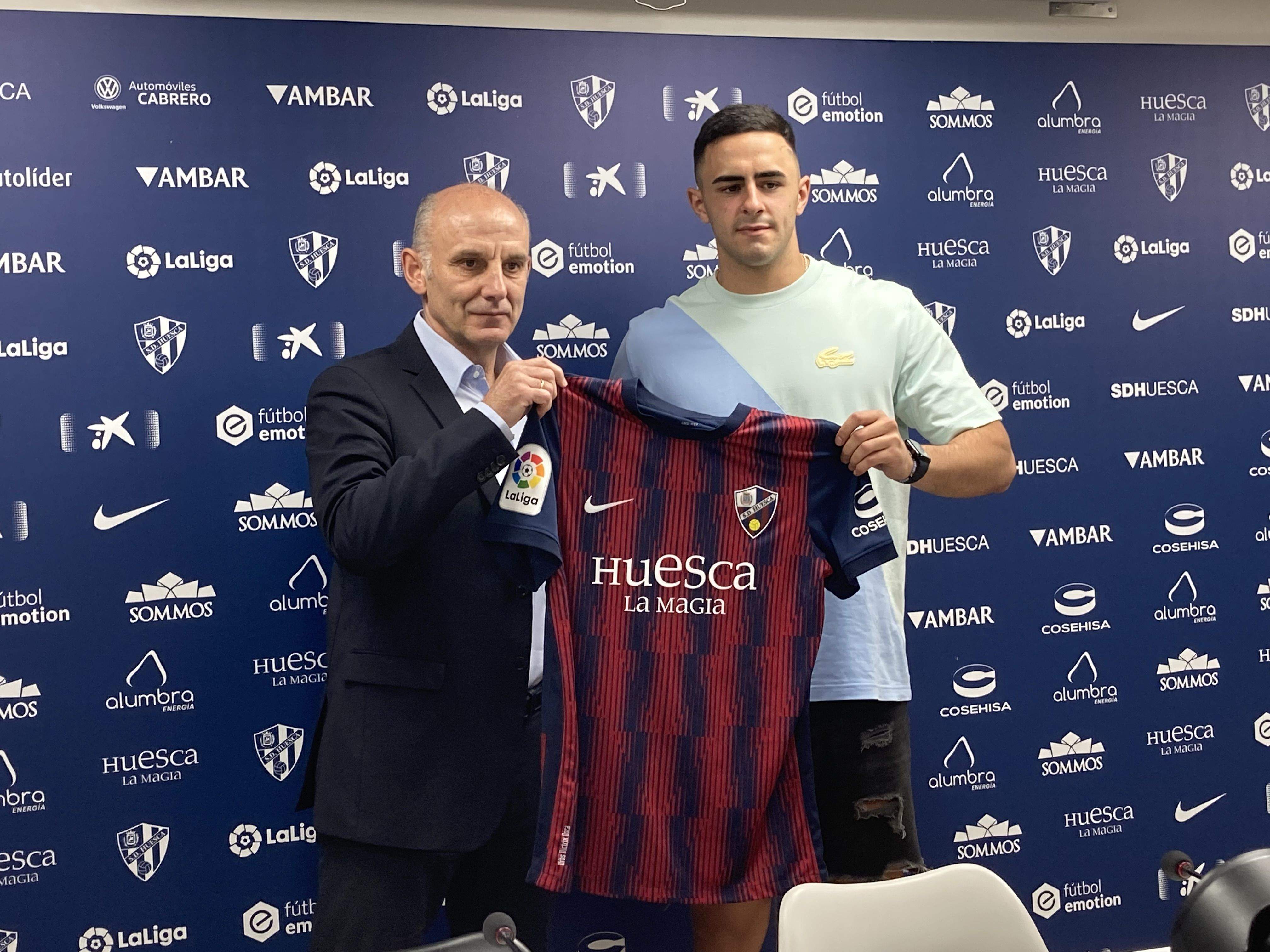 Rubén Pulido posa con la camiseta del Huesca junto a Ángel Martín González. Foto: Adrián Mora Rubén Pulido posa con la camiseta del Huesca junto a Ángel Martín González. Foto: Adrián Mora