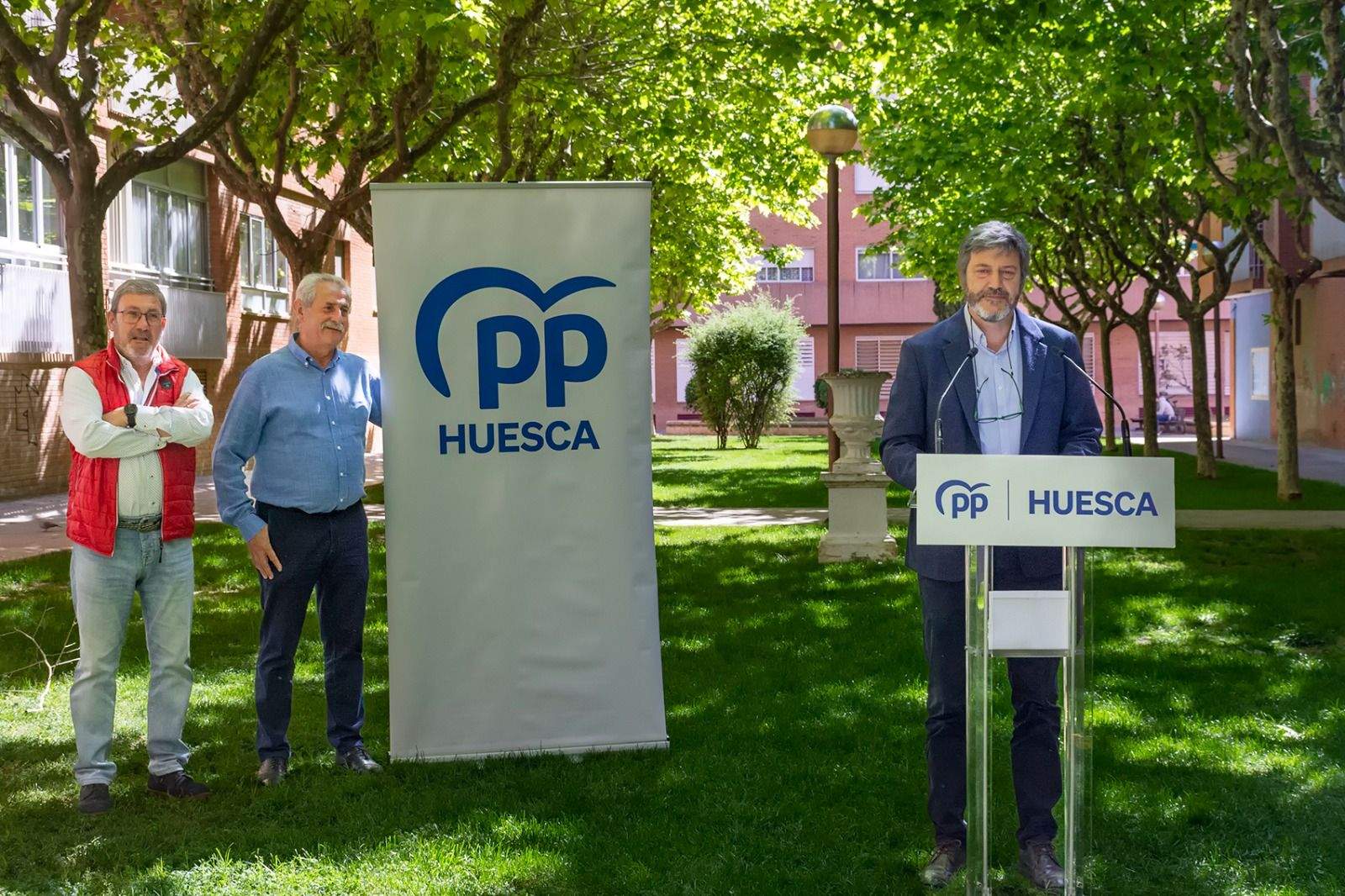 Gerardo Oliván y, a su derecha, Álvaro Bescós y José Miguel Veintemilla en la presentación de la campaña "Entre todos"