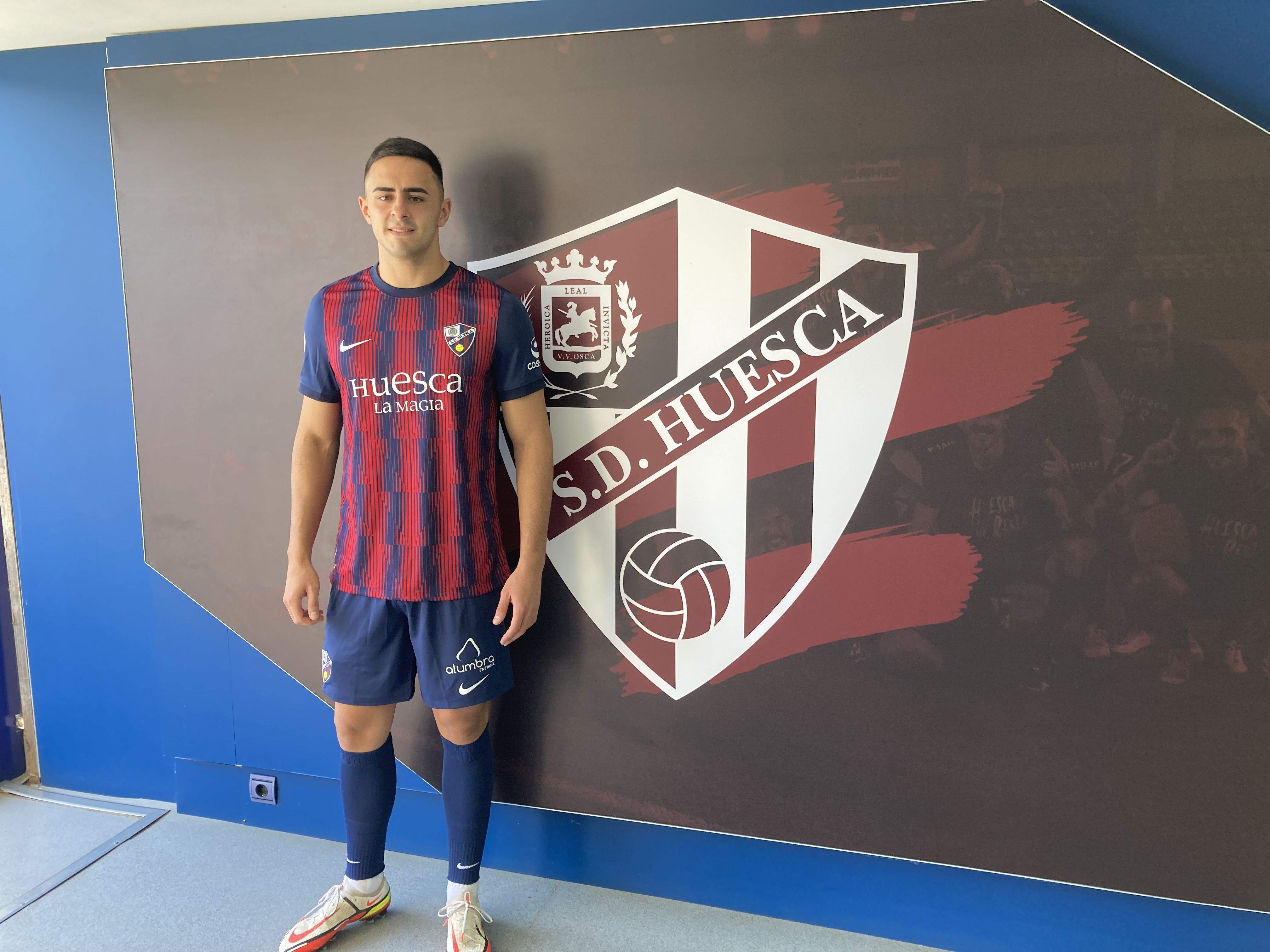 Rubén Pulido posa junto al escudo del Huesca del túnel de vestuarios. Foto: Adrián Mora