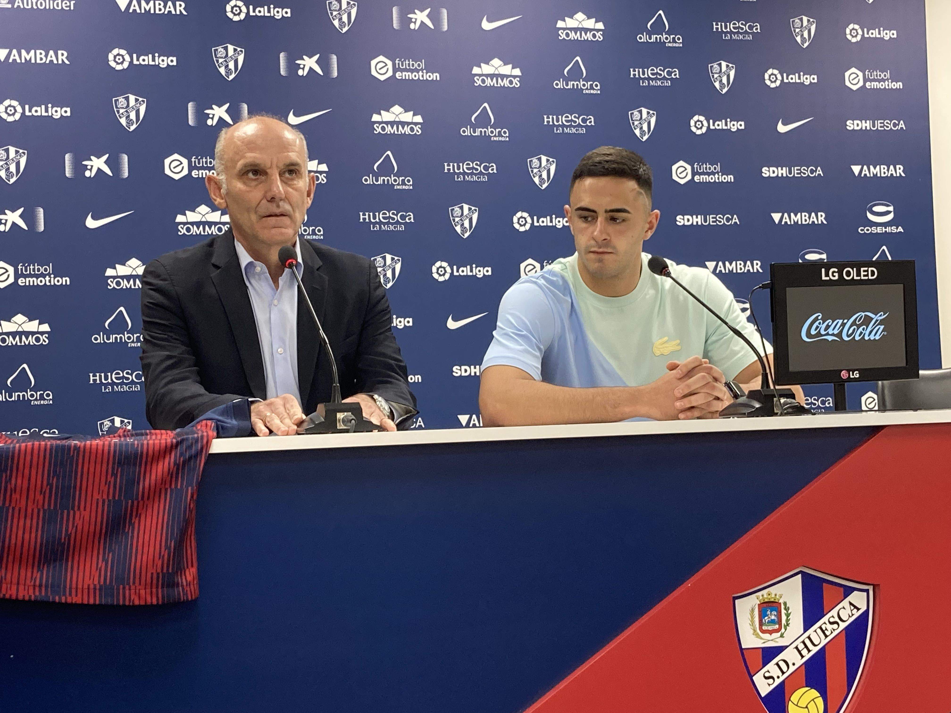 Martín González, junto a Rubén Pulido, este martes en la sala de prensa de El Alcoraz. Foto: Adrián Mora Martín González, junto a Rubén Pulido, este martes en la sala de prensa de El Alcoraz. Foto: Adrián Mora