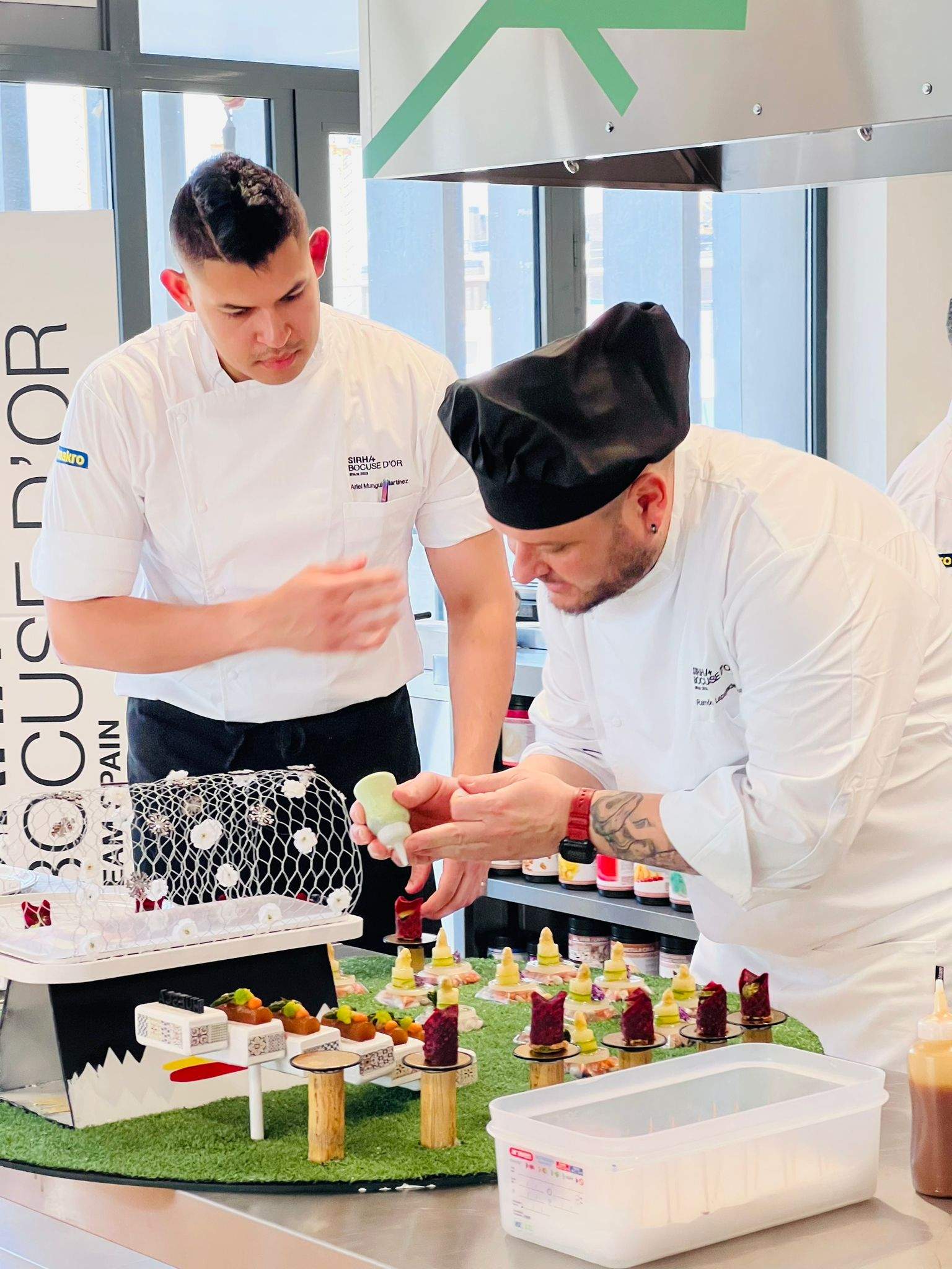 Lapuyade y Munguía durante la elaboración del plato de carne.