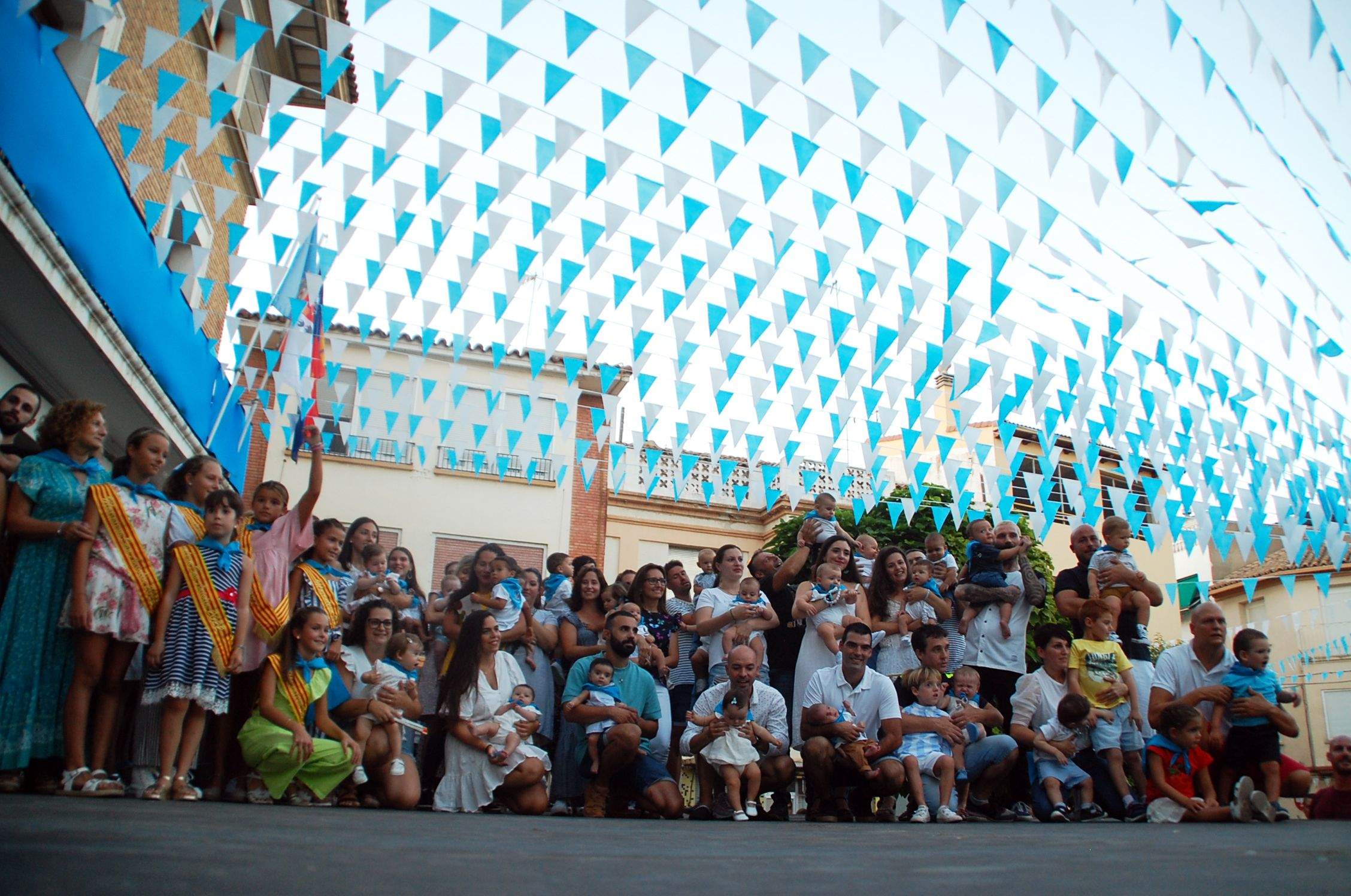 Los pequeños con sus primeras pañoletas de las fiestas de San Antolín (2)