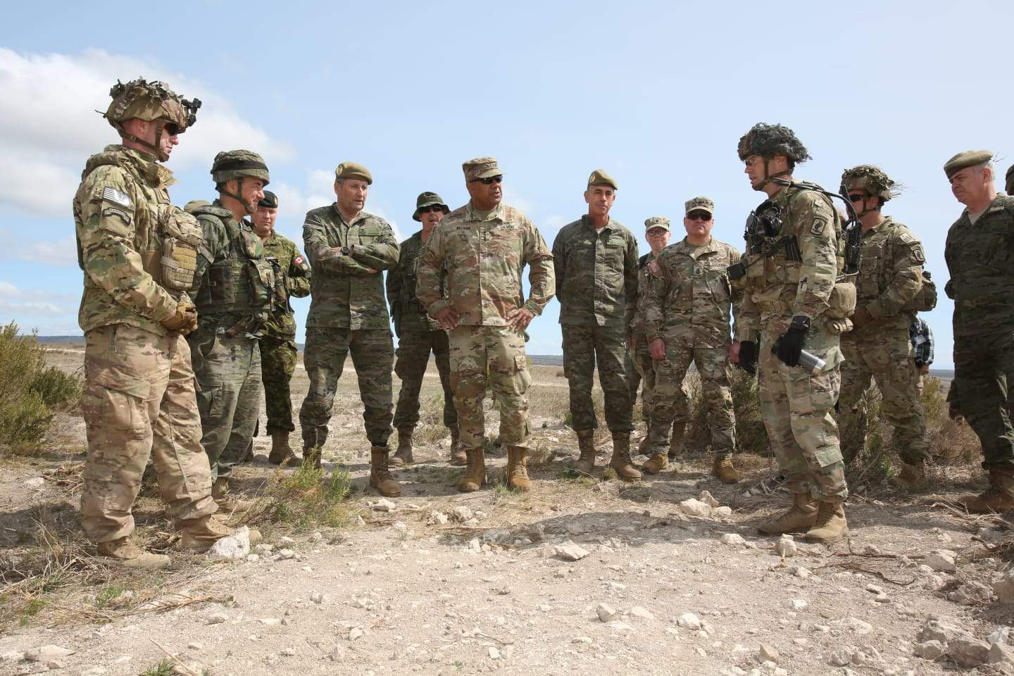 El general Williams y el JEME, en el campo de maniobras