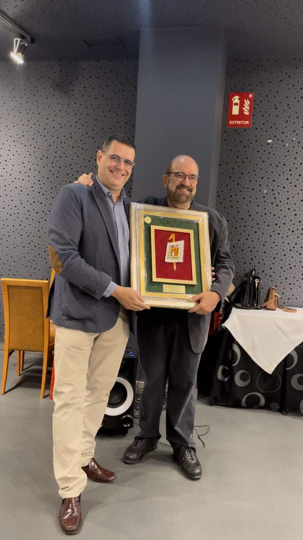 Juan Barbacil recibe el premio Lanzón de Manuel Rébola