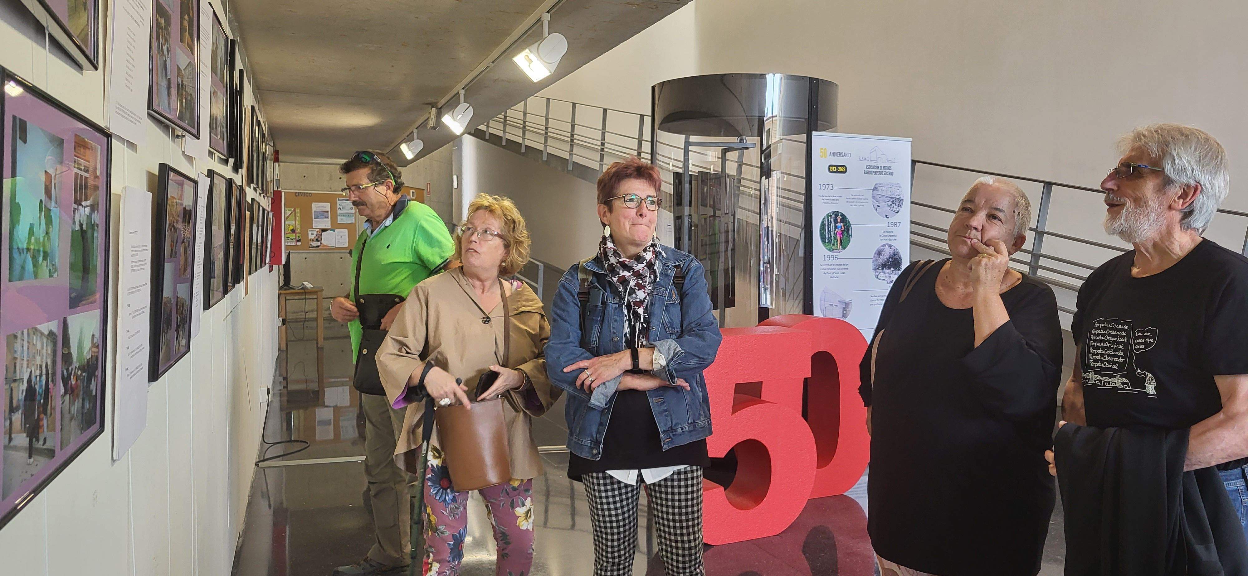  Visita guiada a la exposición "50 años haciendo barrio". Foto Myriam Martínez