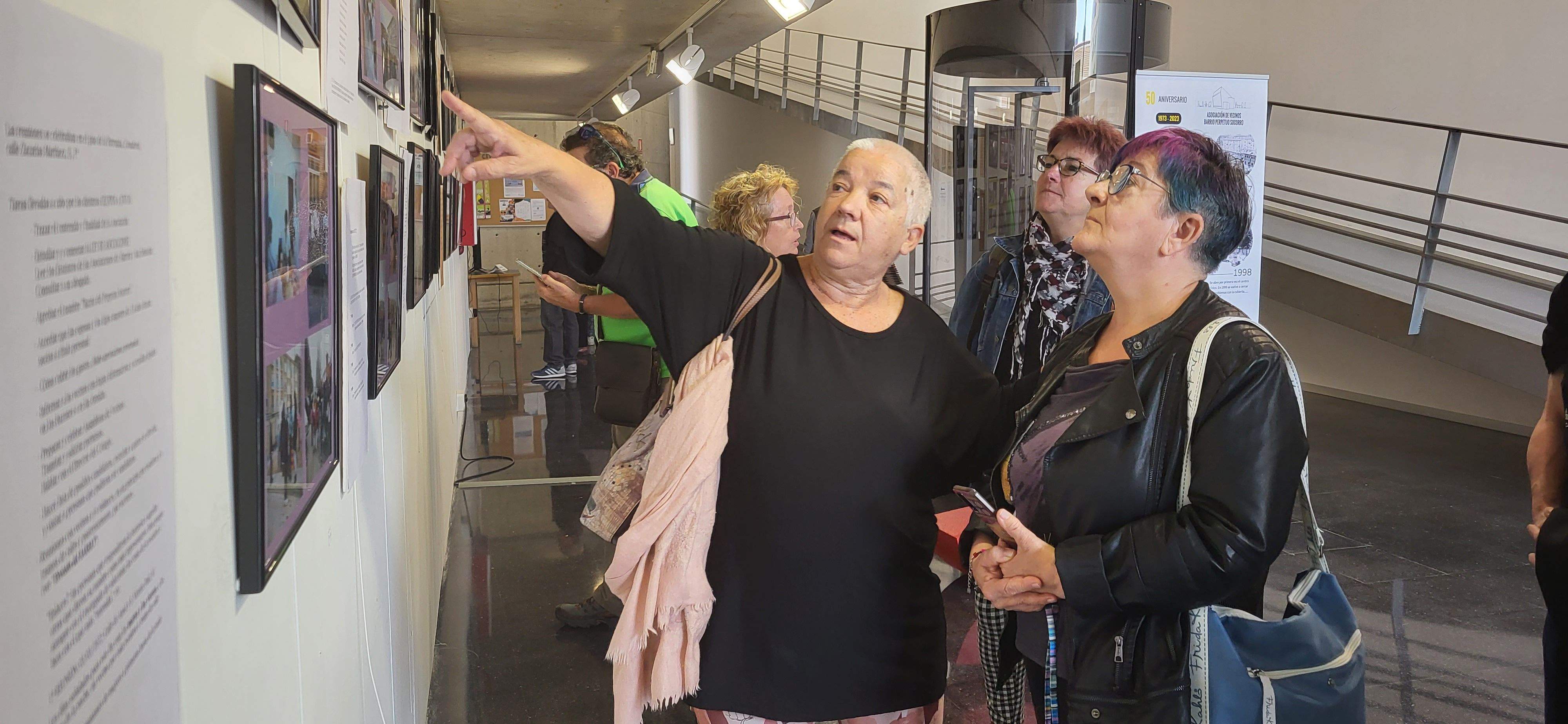  Visita guiada a la exposición "50 años haciendo barrio". Foto Myriam Martínez